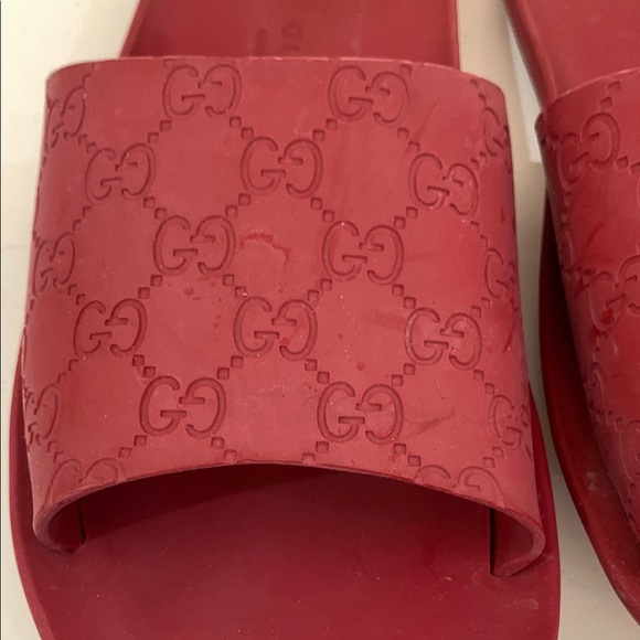 Vintage Gucci Embossed Red Hard Rubber Curved Toe Slides - Picture 4 of 13